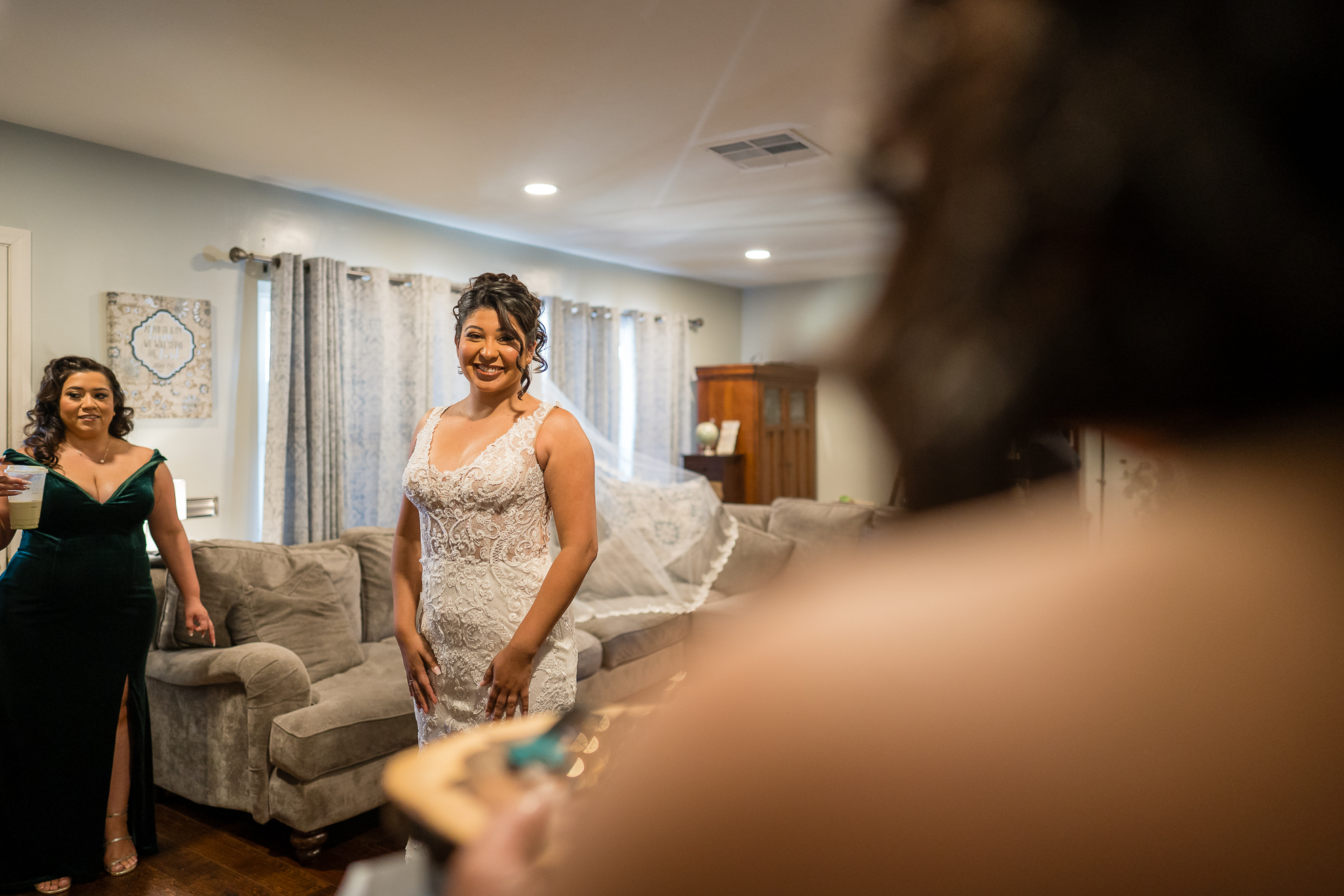 ThomasKim_photography Two bridesmaids S and A looking at each other in the mirror.