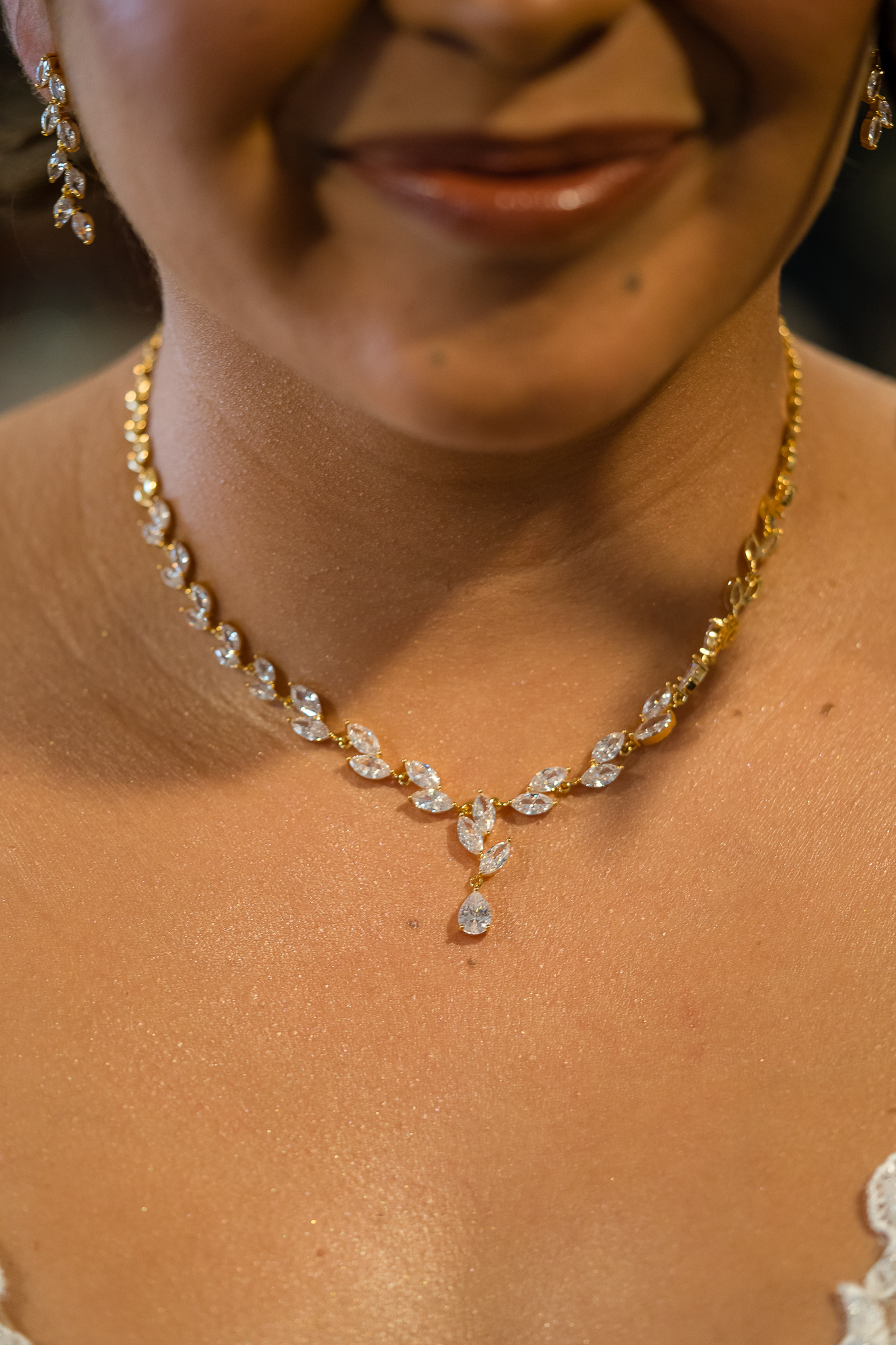 ThomasKim_photography A bride wearing a necklace with diamonds and pearls (S & A).