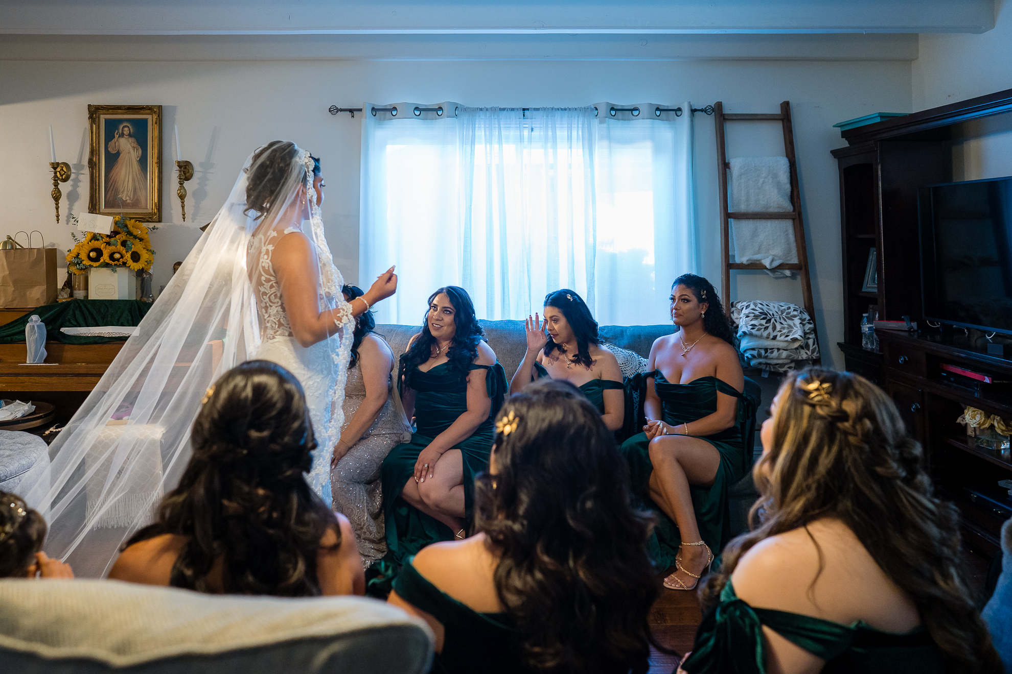 ThomasKim_photography A bride and her bridesmaids in a living room, showing the bond between S & A.