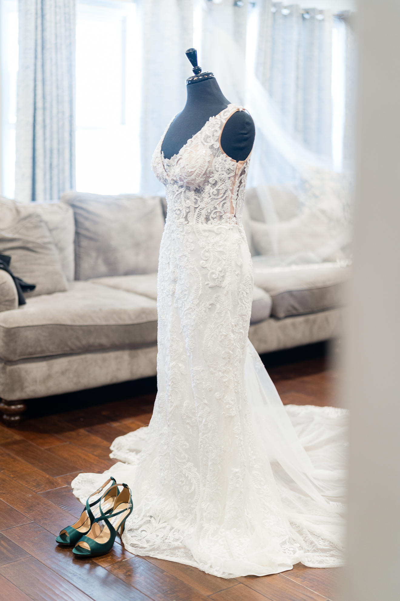 ThomasKim_photography A wedding dress on a mannequin in front of a couch (S).