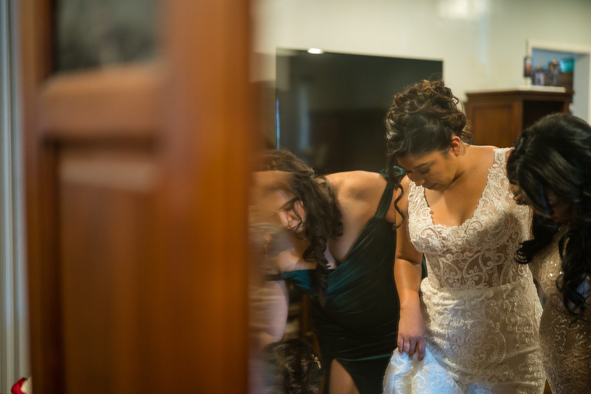 ThomasKim_photography A bride and her bridesmaids are getting ready for their wedding [S].