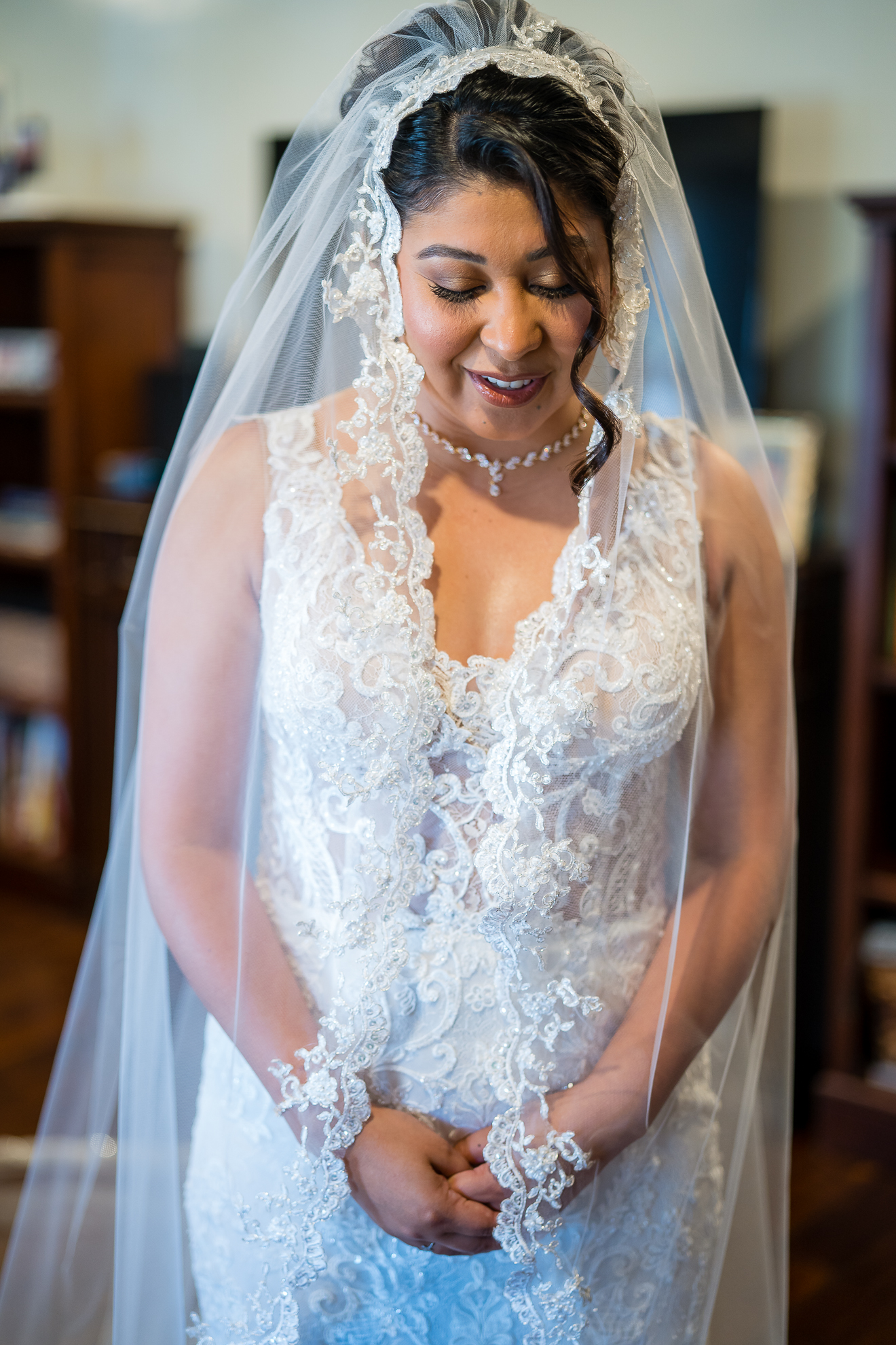 ThomasKim_photography A bride puts on her S veil, smiling A.