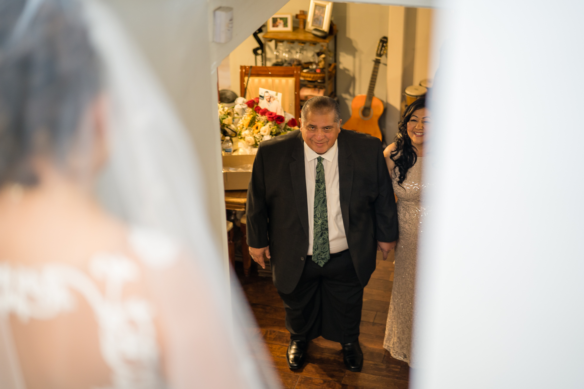 ThomasKim_photography A bride walks down the aisle with her father on her S.